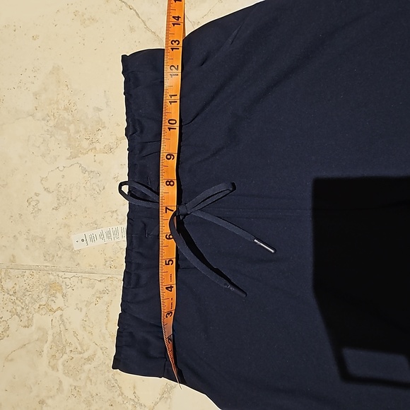 Lululemon women's 7/8 pant in Navy. Size 4 . - Picture 8 of 10